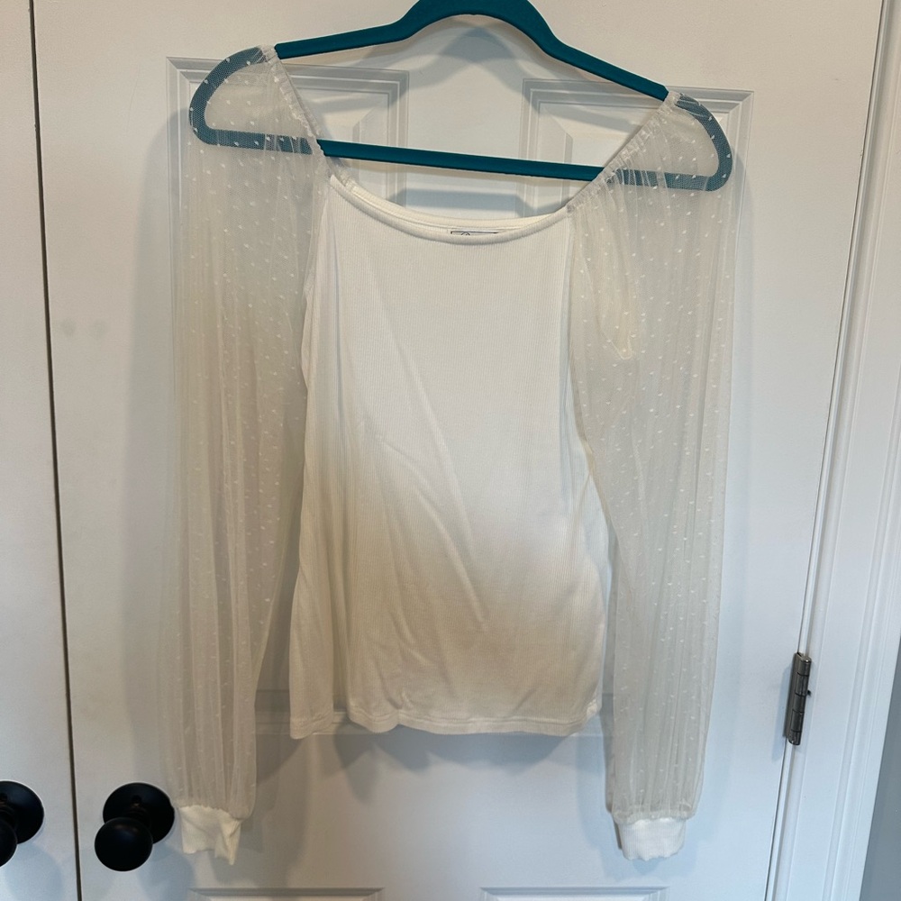 White blouse with sheet dot sleeves
